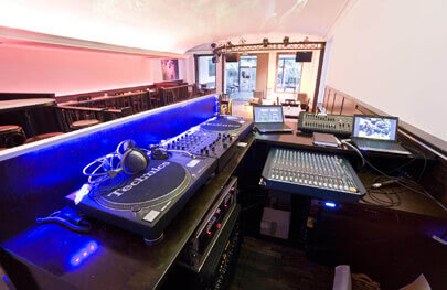 Galerie (Einrichtung, exklusives DJ-Pult)